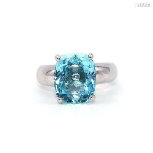 Bague en or gris 10 ct, une aigue marine (16 x 13 mm) en son...