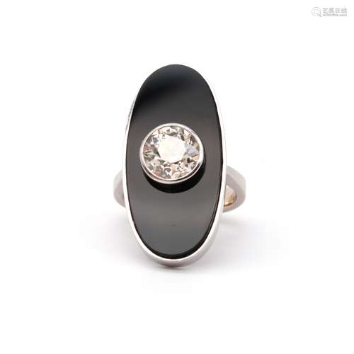 Bague ovoïde en or gris 18 ct et onyx noir, serti clos en so...