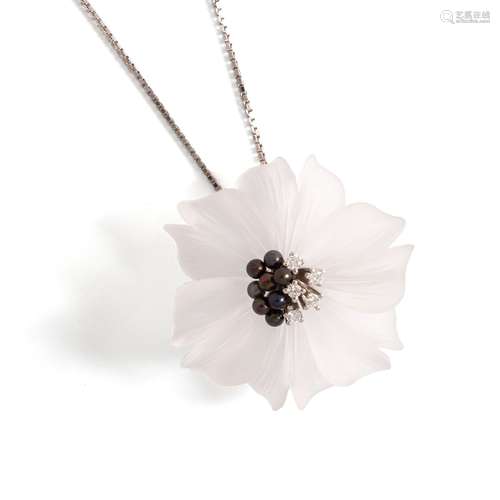 Pendentif fleur en cristal de roche, le pistil formé par des...