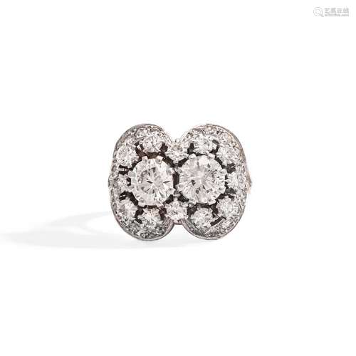 Bague en platine formé par deux ovales, pavée de diamants, l...