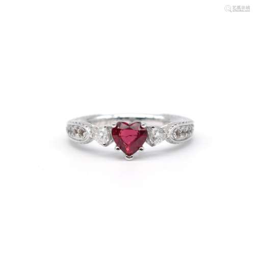 * Bague en or gris 18 ct, en son centre un rubis taille coeu...