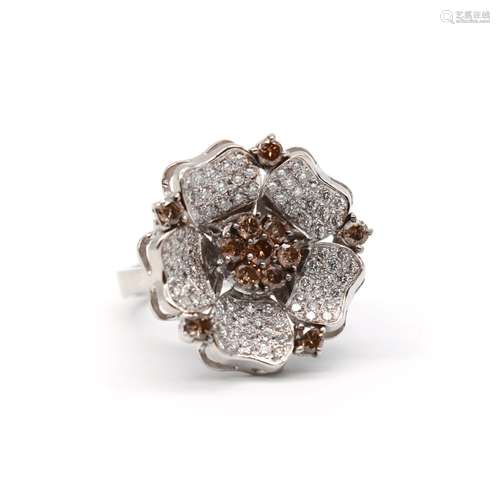 Bague en or blanc 18 ct et pavage de diamants blancs (enviro...