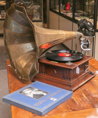 Altes Grammophon (wohl um 1900)