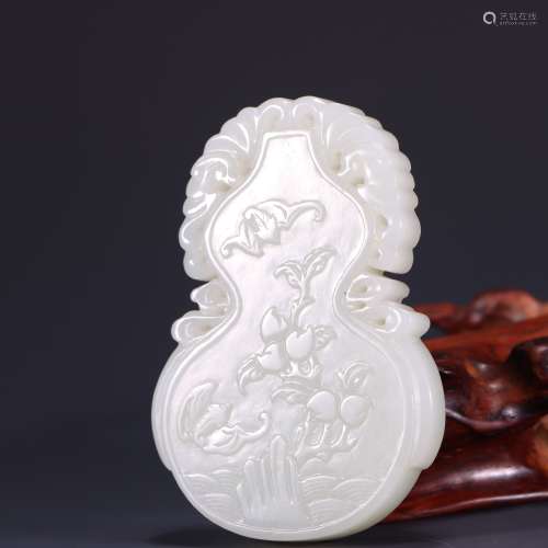 A Carved Bat with Peach Pattern Jade Pendant