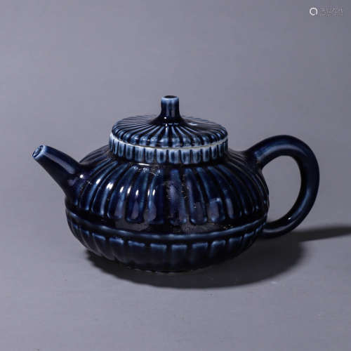 A Blue Glazed Chrysanthemum Pattern Porcelain Pot