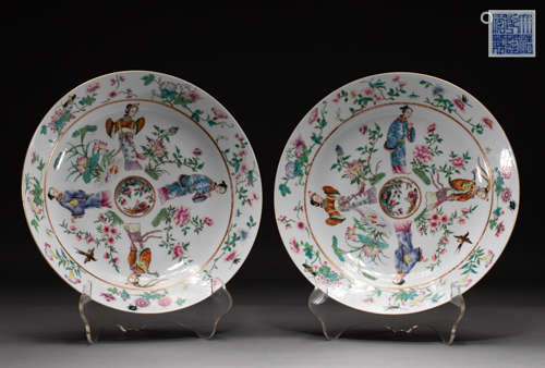 A pair of pastel plates from the Qianlong period of the Qing...