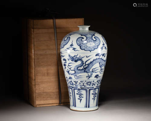 Chinese Yuan dynasty blue and white dragon pattern plum vase