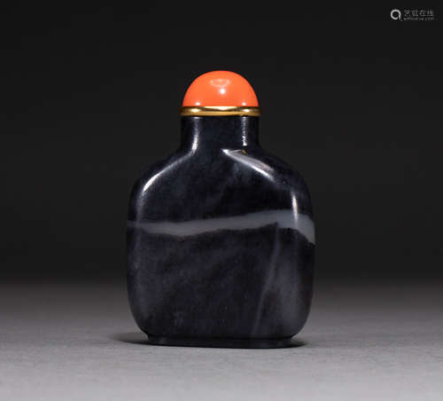 Hetian jade snuff bottle from Qing Dynasty