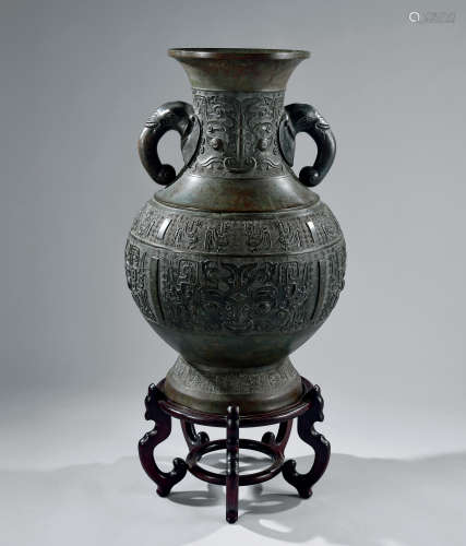 古銅饕餮紋象耳花瓶