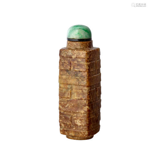 A NEPHRITE JADE SNUFF BOTTLE