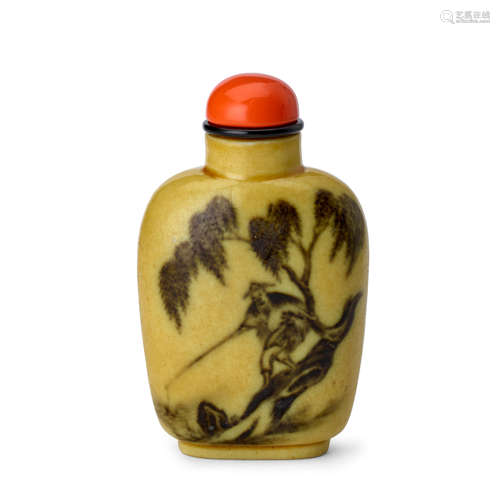 A YELLOW-GLAZED COBALT-DECORATED PORCELAIN SNUFF BOTTLE