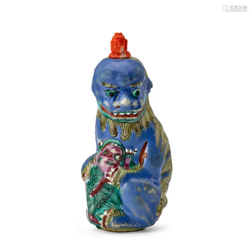 AN ENAMELED PORCELAIN 'LION AND CUB'' SNUFF BOTTLE