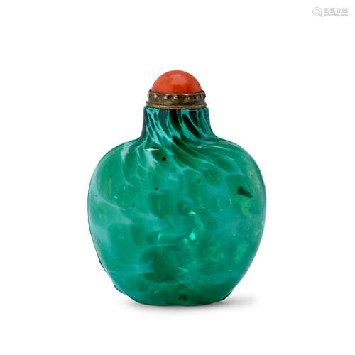 A GREEN AND WHITE GLASS SNUFF BOTTLE