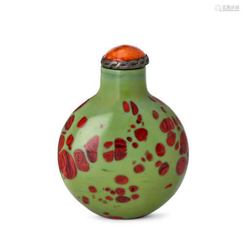 AN OPAQUE OLIVE-GREEN AND OCHRE-RED GLASS SNUFF BOTTLE