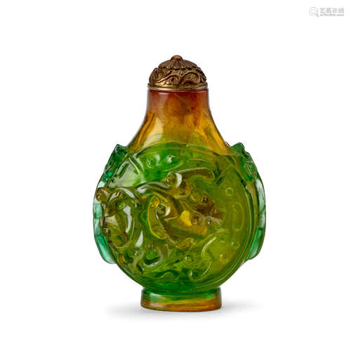 A SMALL TRANSPARENT GREEN AND AMBER GLASS SNUFF BOTTLE