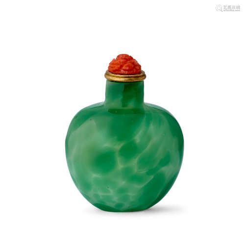 A GLASS SNUFF BOTTLE