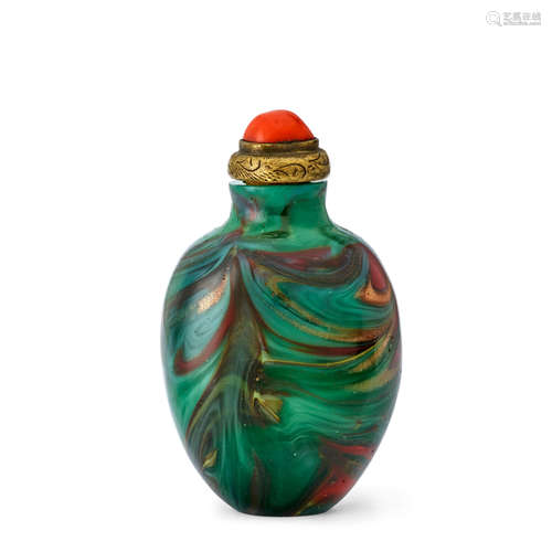 A SWIRLING GLASS SNUFF BOTTLE