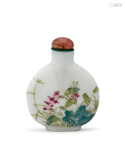 A GUYUEXUAN-TYPE ENAMELED OPAQUE WHITE GLASS BOTTLE