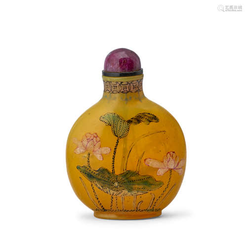 AN ENAMELED SEMI-TRANSPARENT MUSTARD-YELLOW GLASS SNUFF BOTT...