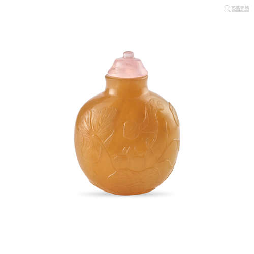 A bulbous spade-shaped honey agate snuff bottle