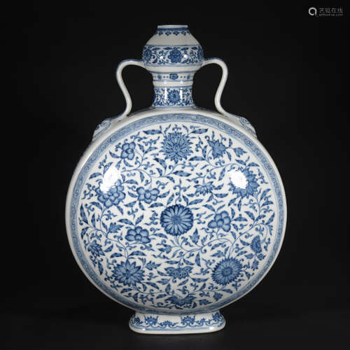 A blue and white 'floral' moonflask