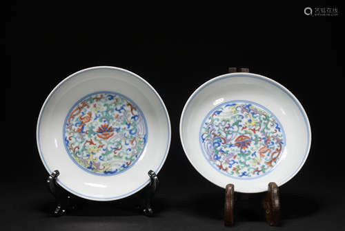 A pair of Wu cai 'floral' dish