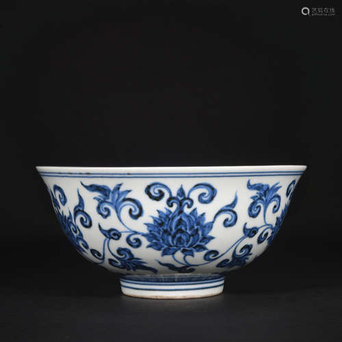 A blue and white 'floral' bowl