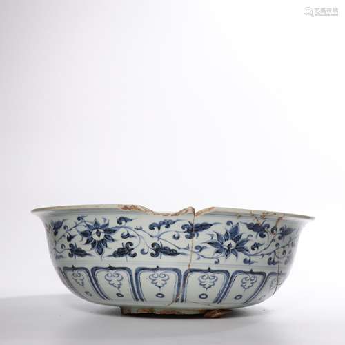 A blue and white 'fish and waterseeds' bowl