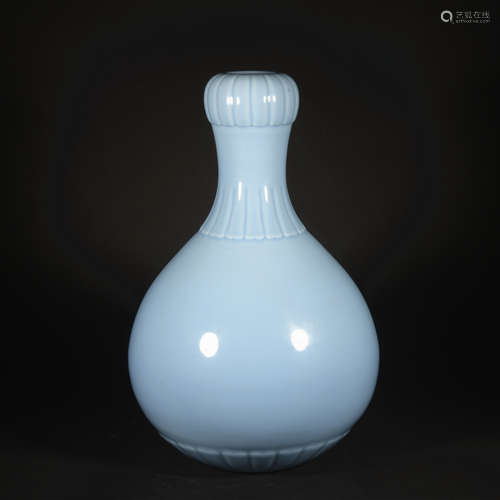 A celadon-glazed garlic-head vase