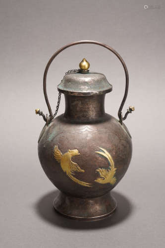 銀胎鎏金鏨刻鳳鳥紋提梁蓋壺