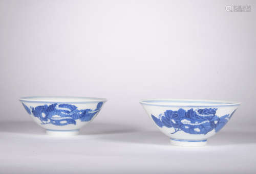A pair of blue and white bowl