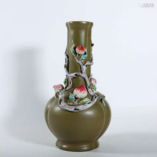 Qing Dynasty Qianlong Tea Powder Glazed Life Peach Vase