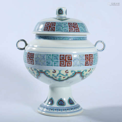 Qianlong bucket colored jar with lid in the Qing Dynasty