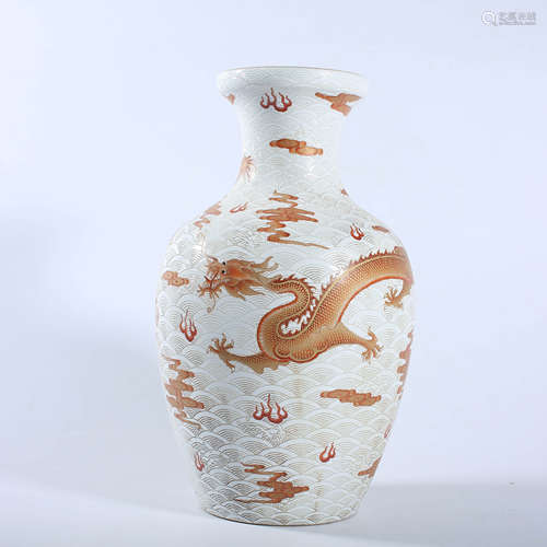 Qing Daoguang famille rose vase with gold dragon pattern