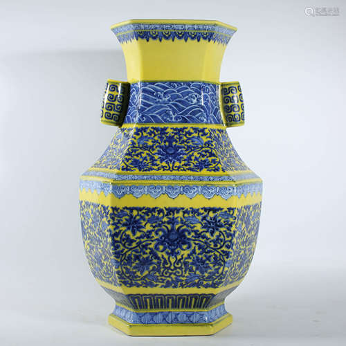 Yellow Ground Cyan Vase in Yongzheng Period, Qing Dynasty