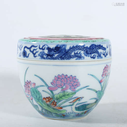 Qianlong bucket colored jar with lid in the Qing Dynasty