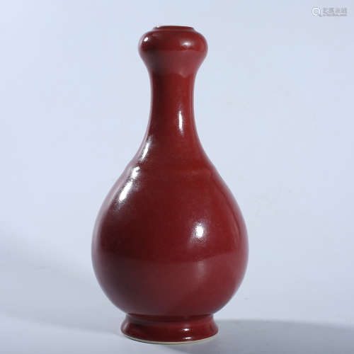 A red-glazed garlic-head vase from the Qianlong period of th...