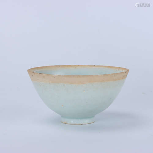 Yuanqing white glaze mold imprinted moon shadow plum cup