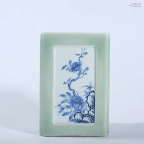 Qing Dynasty Qianlong bean celadon blue and white pen holder