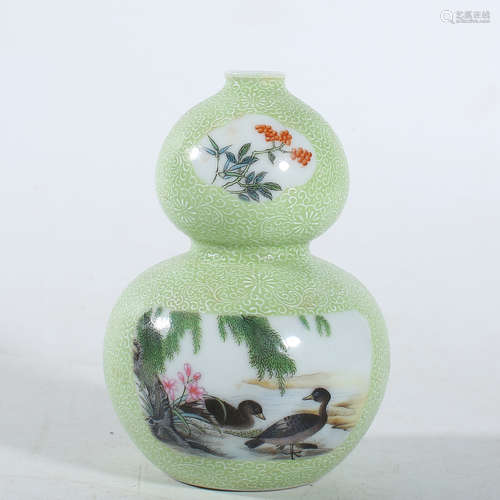 Qianlong famille rose gourd vase in the Qing Dynasty