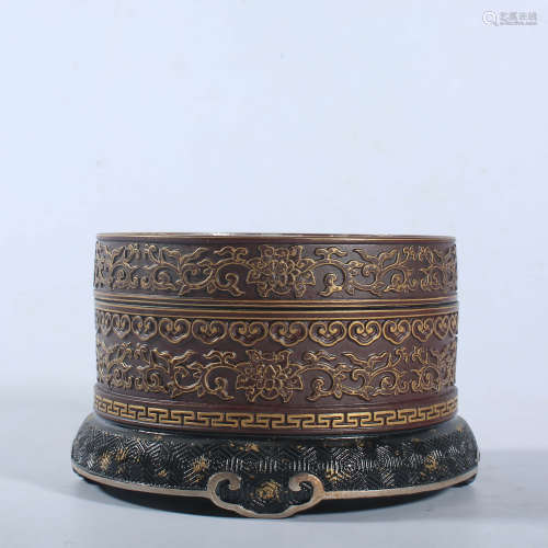 A Porcelain Box with Gold Traces in Qianlong Period, Qing Dy...