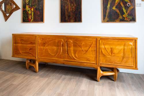 Vincent GONZALEZ (1928-2019) Enfilade en bois sculpté ouvran...