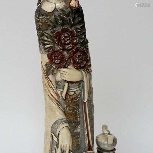 CHINE. Grande GUANYIN en ivoire sculpté polychrome. Vers 193...