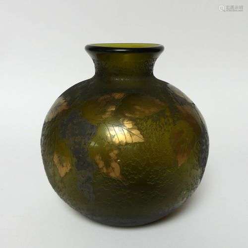 LEGRAS Vase boule à décor dégagé à l'acide, doré et patiné d...