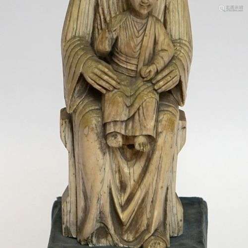 Vierge à l’Enfant en majesté en ivoire sculpté en ronde-boss...