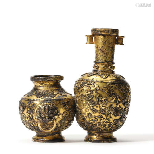 A Gilt-Decorated Bat And Cloud Conjoined Double Vase
