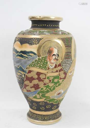 JAPON - SATSUMA : vase en faïence à décor de sages. Haut.: 3...