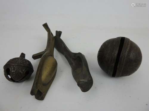 MOULE à cuillère en bronze ou fonte, monogrammé N&C (long : ...