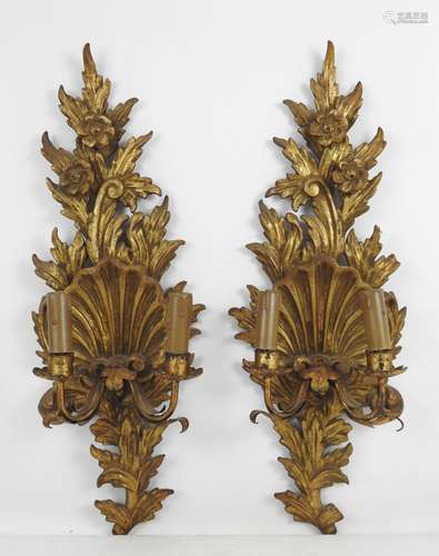 PAIRE D'APPLIQUES à deux lumières en bois sculpté et doré à ...