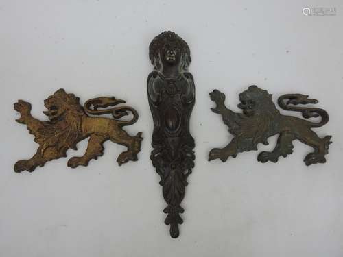 DEUX PLAQUES en bronze lion. Joint un ornement de meuble. Lo...